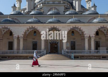 (170727) -- TCHÉTCHÉNIE, 27 juillet 2017 -- Une fille marche devant le cœur d'Akhmad Kadyrov de la mosquée centrale de Tchétchénie, à Grozny, Tchétchénie, Russie, le 26 juillet 2017. ) (zw) RUSSIE-TCHÉTCHÉNIE-VIE QUOTIDIENNE BaixXueqi PUBLICATIONxNOTxINxCHN Tchétchénie juillet 27 2017 une fille marche devant l'Akhmad Kadyrov cœur de Tchétchénie Mosquée centrale de Grozny Tchétchénie Russie juillet 26 2017 ZW Russie Tchétchénie Tchétchénie vie quotidienne BaixXueqi PUBLICATIONXNOTxNOTxINxINxN Banque D'Images