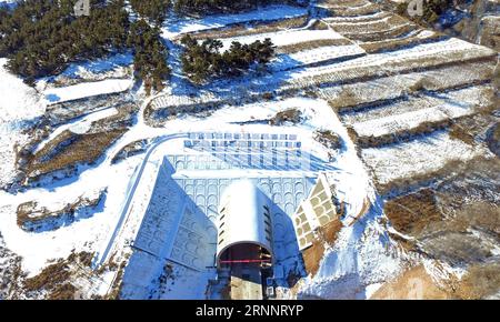 (170727) -- SHENYANG, 27 juillet 2017 -- une photo prise le 10 janvier 2017 montre le chantier de construction du tunnel Liaoxi de la ligne de chemin de fer à grande vitesse Beijing-Shenyang, dans la province du Liaoning du nord-est de la Chine. Le chemin de fer à grande vitesse Beijing-Shenyang, reliant Beijing, la capitale de la Chine, et Shenyang, la capitale provinciale du Liaoning, mesure environ 700 km de long et est conçu pour une vitesse de 350 km par heure. Les travaux sur le projet de chemin de fer Beijing-Shenyang ont commencé en 2014. Et il devrait être achevé d'ici la fin de 2018. ) (WSW) PUBLICATION YANGXQING DE CHINE-LIAONING-BEIJING-SHENYANG À GRANDE VITESSE Banque D'Images