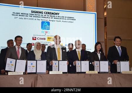 (170727) -- KUALA LUMPUR, le 27 juillet 2017 -- une photo prise le 27 juillet 2017 montre la cérémonie de signature de l'émission de billets islamiques à moyen terme du BEWG Malaisie à Kuala Lumpur, Malaisie. Le Beijing Enterprises Water Group (BEWG) de la Chine a annoncé jeudi l'émission d'obligations islamiques de 400 millions de ringgit (93,5 millions de dollars américains) en Malaisie. Wang Dawei) (dtf) MALAYSIA-KUALA LUMPUR-BOND-BEWG kualalumpur PUBLICATIONxNOTxINxCHN Kuala Lumpur juillet 27 2017 la photo prise LE 27 2017 juillet montre la cérémonie de signature de la Malaisie S émission de billets islamiques à moyen terme à Kuala Lumpur Malaisie Chine S Beijing Banque D'Images