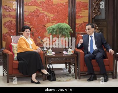 (170727) -- PÉKIN, le 27 juillet 2017 -- le premier ministre chinois Li Keqiang rencontre Margaret Chan à pékin, capitale de la Chine, le 27 juillet 2017. Margaret Chan a pris sa retraite du poste de directrice générale de l ' Organisation mondiale de la santé (OMS) en juin. ) (Lb) CHINA-BEIJING-LI KEQIANG-WHO-MEETING (CN) LixXueren PUBLICATIONxNOTxINxCHN Beijing juillet 27 2017 le premier ministre chinois quitte Keqiang rencontre Margaret Chan à Beijing capitale de la Chine juillet 27 2017 Margaret Chan a quitté le poste de directeur général de l'Organisation mondiale de la santé OMS en juin LA LB Chine Pékin quitte Keqiang Réunion de l'OMS CN LixXueren PUBLIC Banque D'Images