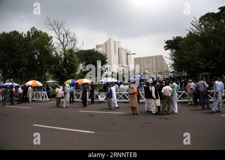 (170728) -- ISLAMABAD, le 28 juillet 2017 -- le peuple pakistanais se tient devant la Cour suprême en attendant son verdict sur les accusations de corruption portées contre le Premier ministre Nawaz Sharif, à Islamabad, capitale du Pakistan, le 28 juillet 2017. Vendredi, la Cour suprême du Pakistan a disqualifié le Premier ministre Nawaz Sharif pour corruption. ) PAKISTAN-ISLAMABAD-PREMIER MINISTRE-DISQUALIFICATION AhmadxKamal PUBLICATIONxNOTxINxCHN Islamabad juillet 28 2017 des célébrités pakistanaises se tiennent devant la Cour Suprême en attendant son verdict sur les accusations de corruption contre le Premier ministre Nawaz Sharif à Islamabad capitale Banque D'Images