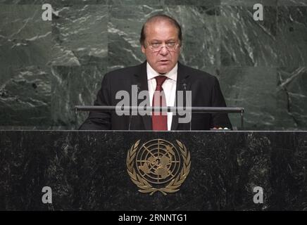 (170728) -- BEIJING, 28 juillet 2017 () -- photo prise le 30 septembre 2015 montre le Premier ministre pakistanais Nawaz Sharif s'adressant à la 70e session de l'Assemblée générale des Nations Unies, au siège des Nations Unies à New York, aux États-Unis. Le 28 juillet 2017, la Cour suprême du Pakistan a disqualifié le Premier ministre Nawaz Sharif pour corruption. () (zxj) PAKISTAN-TOP COURT-DISQUALIFY-SHARIF Xinhua PUBLICATIONxNOTxINxCHN Beijing juillet 28 2017 fichier photo prise LE 30 2015 septembre montre le Premier ministre pakistanais Nawaz Sharif s'adressant à la 70e session de l'Assemblée générale des Nations Unies AS Banque D'Images