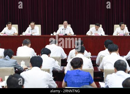 (170728) -- PÉKIN, 28 juillet 2017 -- Liu Qibao (C, arrière), chef du département de la publicité du Comité central du Parti communiste chinois (PCC), prend la parole lors d'une conférence, exhortant les cadres à étudier attentivement le dernier discours du président Xi Jinping et à penser et agir à l'unisson pour préparer le prochain congrès national du PCC, à Beijing, capitale de la Chine, le 28 juillet 2017. (Wyo) CHINA-BEIJING-LIU QIBAO-CONFERENCE(CN) ZhangxLing PUBLICATIONxNOTxINxCHN Beijing juillet 28 2017 Liu Qibao C Chef arrière du Département de la publicité du Comité central du Parti communiste chinois CPC Spea Banque D'Images