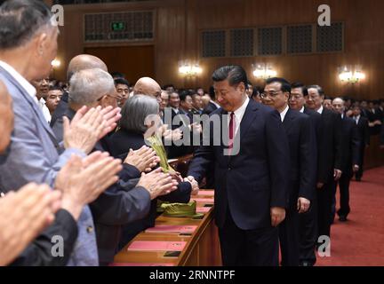 (170728) -- BEIJING, 28 juillet 2017 -- le président chinois Xi Jinping et d autres hauts dirigeants serrent la main de représentants d anciens combattants, de camarades retraités et d officiers militaires honorés de l ordre de Bayi, la plus haute distinction militaire du pays, avant d assister à un grand gala à Beijing, capitale de la Chine, le 28 juillet 2017. Un grand gala a eu lieu vendredi soir à Pékin pour célébrer le 90e anniversaire de l Armée populaire de libération chinoise (APL). Président chinois Xi Jinping, également secrétaire général du Comité central du Parti communiste chinois et président de la Commission militaire centrale Banque D'Images