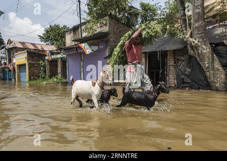 (170728) -- KOLKATA, 28 juillet 2017 -- Un villageois pataugeait dans des eaux de crue dans un village du district de Howrah, au sud-ouest de Kolkata, capitale de l'État indien oriental du Bengale occidental le 28 juillet 2017. )(whw) INDIA-KOLKATA-FLOOD TumpaxMondal PUBLICATIONxNOTxINxCHN Kolkata juillet 28 2017 un village Wade dans les eaux d'inondation dans un village du district de Howrah au sud-ouest de Kolkata capitale de l'État indien oriental Bengale OCCIDENTAL LE 28 2017 juillet Inde Kolkata Flood TumpaxMondal PUBLICATIONxNOTxINxCHN Banque D'Images