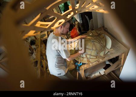 (170729) -- HANGZHOU, 29 juillet 2017 -- le designer allemand Christoph John fabrique une chaise en bambou dans son atelier de Hangzhou, dans la province du Zhejiang de l est de la Chine, le 28 juillet 2017. Christoph travaille pour Pinwu, une marque de design d’intérieur créée en 2005. L industrie du meuble en Chine embrasse une nouvelle vague de marques de créateurs indépendants, en particulier dans des villes comme Beijing, Shanghai et Hangzhou. La nouvelle génération de designers attache plus d’importance à l’expression contemporaine des éléments chinois, ajoutant une dynamique créative à l’industrie du meuble en Chine. ) (WSW) CHINE-HANGZHOU-MEUBLES-INDEPENDANT DESIG Banque D'Images