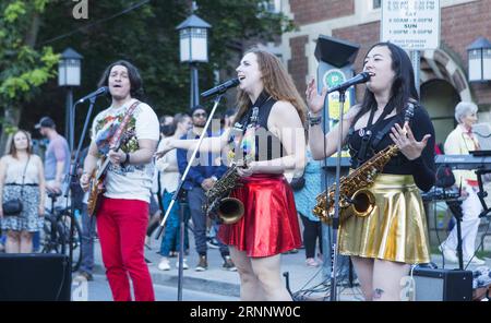 (170729) -- TORONTO, le 29 juillet 2017 -- Un groupe se produit lors du Beaches International Jazz Festival Streetfest 2017 sur Queen Street East à Toronto, Canada, le 28 juillet 2017.) (Zjy) CANADA-TORONTO-MUSIC-STREETFEST ZouxZheng PUBLICATIONxNOTxINxCHN Toronto juillet 29 2017 une égalité se produit pendant le 2017 Beaches International Jazz Festival Street fixé SUR Queen Street East à Toronto Canada juillet 28 2017 zjy Canada Toronto Music Street fixé ZouxZheng PUBLICATIONxNOTxINxCHN Banque D'Images