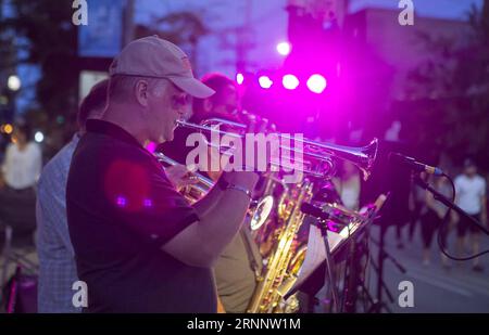 (170729) -- TORONTO, le 29 juillet 2017 -- Un groupe se produit lors du Beaches International Jazz Festival Streetfest 2017 sur Queen Street East à Toronto, Canada, le 28 juillet 2017.) (Zjy) CANADA-TORONTO-MUSIC-STREETFEST ZouxZheng PUBLICATIONxNOTxINxCHN Toronto juillet 29 2017 une égalité se produit pendant le 2017 Beaches International Jazz Festival Street fixé SUR Queen Street East à Toronto Canada juillet 28 2017 zjy Canada Toronto Music Street fixé ZouxZheng PUBLICATIONxNOTxINxCHN Banque D'Images