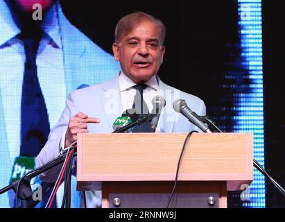 (170729) -- LAHORE, le 29 juillet 2017 () -- une photo prise le 22 mai 2017 montre Shahbaz Sharif, le ministre en chef de la province orientale du Pendjab du Pakistan, prenant la parole lors du deuxième Séminaire international sur les opportunités commerciales au Pendjab (ISBOP) à Lahore, au Pakistan. Le parti au pouvoir du Pakistan, le PML-N, a décidé samedi de nommer Shahbaz Sharif comme nouveau Premier ministre.() (dtf) PAKISTAN-SHAHBAZ SHARIF-PREMIER MINISTRE Xinhua PUBLICATIONxNOTxINxCHN Lahore juillet 29 2017 fichier photo prise LE 22 2017 mai montre Shahbaz Sharif les ministres en chef de la province orientale du Pendjab pakistanais Seco Banque D'Images