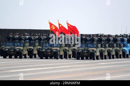 (170730) -- ZHURIHE, le 30 juillet 2017 -- Une formation de gardes du drapeau composée d'officiers et de soldats de l'armée, de l'armée de l'air, la marine et la force de fusée de l Armée populaire de libération chinoise (APL) assistent à un défilé militaire pour marquer le 90e anniversaire de la fondation de l APL à la base d entraînement de Zhurihe dans la région autonome de Mongolie intérieure du nord de la Chine, le 30 juillet 2017. La formation gardait le drapeau du Parti communiste chinois, le drapeau national et le drapeau de l'APL. )(mcg) (PLA 90)CHINE-MONGOLIE INTÉRIEURE-ZHURIHE-PARADE MILITAIRE (CN) WangxJianhua PUBLICATIONxNOTxINxCHN Zhurihe juillet 30 2017 Banque D'Images