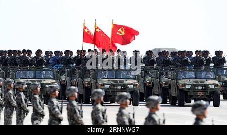 (170730) -- ZHURIHE, le 30 juillet 2017 -- Une formation de gardes du drapeau composée d'officiers et de soldats de l'armée, de l'armée de l'air, la marine et la force de roquettes de l Armée populaire de libération chinoise (APL) assistent à un défilé militaire pour marquer le 90e anniversaire de la fondation de l APL à la base d entraînement de Zhurihe dans la région autonome de Mongolie intérieure du nord de la Chine, le 30 juillet, 2017.la formation gardait le drapeau du Parti communiste de Chine, le drapeau national et le drapeau de l'APL. )(mcg) (PLA 90)CHINE-MONGOLIE INTÉRIEURE-ZHURIHE-PARADE MILITAIRE (CN) WangxYe PUBLICATIONxNOTxINxCHN Zhurihe juillet 30 2017 un drapeau Banque D'Images