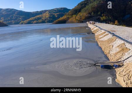 Vue aérienne de la contamination par des métaux lourds provenant d'une mine de cuivre. Extraction des eaux résiduelles dans l'étang de décantation. Geamana, Roumanie Banque D'Images