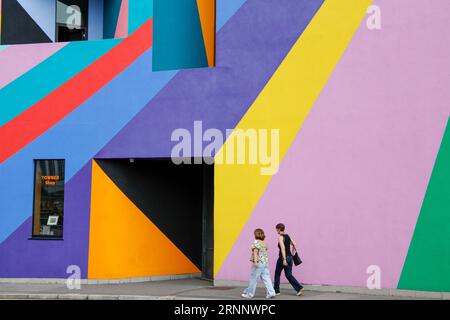 Eastbourne, East Sussex, Royaume-Uni. 2 septembre 2023. UK Météo : des couleurs vives par une chaude journée ensoleillée à Eastbourne alors que les gens passent devant Towner Gallery. Crédit : Carolyn Jenkins/ Alamy Live News Banque D'Images