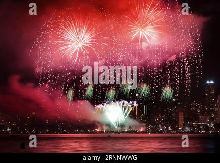 (170730) -- VANCOUVER, le 30 juillet 2017 -- l'équipe japonaise expose ses feux d'artifice lors de la 27e célébration annuelle de la lumière à Vancouver, Canada, le 29 juillet 2017. Des équipes de feux d artifice du Japon, du Royaume-Uni et du Canada participent cette année à la célébration de la lumière, une compétition annuelle de feux d artifice à Vancouver. ) (zw) CANADA-VANCOUVER-CÉLÉBRATION DE LA LUMIÈRE LiangxSen PUBLICATIONxNOTxINxCHN Vancouver juillet 30 2017 équipe japonaise Exhiber ses feux d'artifice lors de la 27e célébration annuelle de la lumière à Vancouver Canada juillet 29 2017 équipes de feux d'artifice du Japon Royaume-Uni et du Canada participent i Banque D'Images