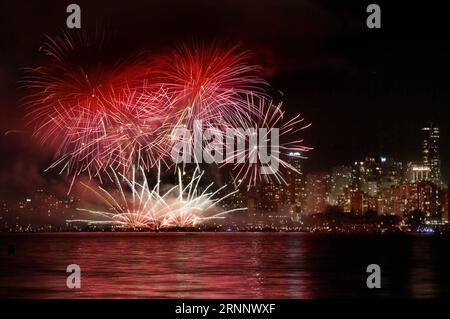 (170730) -- VANCOUVER, le 30 juillet 2017 -- l'équipe japonaise expose ses feux d'artifice lors de la 27e célébration annuelle de la lumière à Vancouver, Canada, le 29 juillet 2017. Des équipes de feux d artifice du Japon, du Royaume-Uni et du Canada participent cette année à la célébration de la lumière, une compétition annuelle de feux d artifice à Vancouver. ) (zw) CANADA-VANCOUVER-CELEBRATION OF LIGHT LiangxSen PUBLICATIONxNOTxINxCHN Vancouver juillet 30 2017 équipe japonaise Exhiber ses feux d'artifice lors de la 27e célébration annuelle de la lumière à Vancouver Canada juillet 29 2017 équipes de feux d'artifice du Japon Royaume-Uni et du Canada participent Banque D'Images
