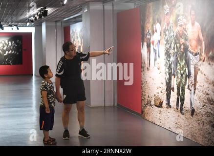 (170730) -- PÉKIN, le 30 juillet 2017 -- les visiteurs regardent une œuvre exposée dans une exposition de photos marquant le 90e anniversaire de l'Armée populaire de libération (APL) à Pékin, capitale de la Chine, le 30 juillet 2017. )(clq) CHINA-BEIJING-PLA-ANNIVERSARY-EXHIBITION(CN) ChenxYehua PUBLICATIONxNOTxINxCHN Beijing juillet 30 2017 les visiteurs regardent une œuvre exposée dans une exposition de photos marquant le 90e anniversaire des célébrités S Liberation Army PLA à Beijing capitale de la Chine juillet 30 2017 CLQ China Beijing PLA Exhibition CN ChenxYehua PUBLICATIONxNOTxNOTxINxCHN Banque D'Images