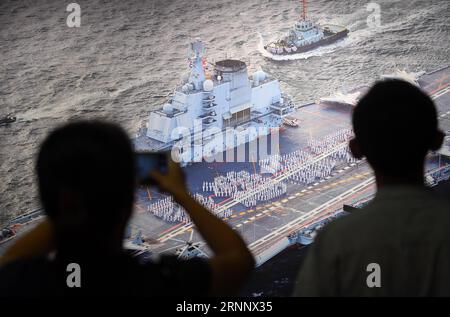 (170730) -- PÉKIN, le 30 juillet 2017 -- les visiteurs regardent une œuvre exposée dans une exposition de photos marquant le 90e anniversaire de l'Armée populaire de libération (APL) à Pékin, capitale de la Chine, le 30 juillet 2017. )(clq) CHINA-BEIJING-PLA-ANNIVERSARY-EXHIBITION(CN) ChenxYehua PUBLICATIONxNOTxINxCHN Beijing juillet 30 2017 les visiteurs regardent une œuvre exposée dans une exposition de photos marquant le 90e anniversaire des célébrités S Liberation Army PLA à Beijing capitale de la Chine juillet 30 2017 CLQ China Beijing PLA Exhibition CN ChenxYehua PUBLICATIONxNOTxNOTxINxCHN Banque D'Images