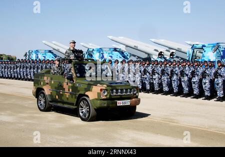 (170730) -- ZHURIHE, 30 juillet 2017 -- le président chinois Xi Jinping, également secrétaire général du comité central du Parti communiste chinois (PCC) et président de la commission militaire centrale, reviews les forces armées dans le cadre des commémorations pour marquer le 90e anniversaire de fondation de l Armée populaire de libération (APL) à la base d entraînement militaire de Zhurihe dans la région autonome de Mongolie intérieure du nord de la Chine, le 30 juillet 2017. )(clq) CHINE-MONGOLIE INTÉRIEURE-ZHURIHE-XI JINPING-PARADE MILITAIRE (CN) LixTao PUBLICATIONxNOTxINxCHN Zhurihe juillet 30 2017 le président chinois Xi Jinping est ainsi secrétaire général Banque D'Images