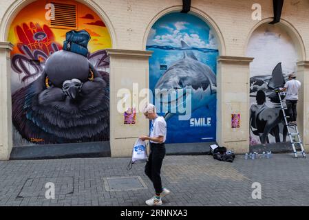 Southend on Sea, Essex, Royaume-Uni. 2 septembre 2023. Présenté comme le plus grand festival d'art de rue d'Europe, Southend continue de célébrer son nouveau statut de ville avec l'événement City Jam. Plus de 200 artistes de rue locaux, nationaux et internationaux exposent leurs compétences dans 100 endroits du centre-ville. Quelques murs temporaires ont été érigés, mais les artistes décorent également les côtés des bâtiments et autres structures permanentes. Du premier au troisième septembre, on peut voir des artistes travailler sur les peintures murales dans les rues et les propriétés. Banque D'Images