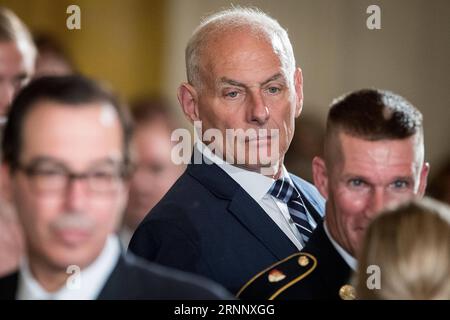 Themen der Woche Bilder des Tages (170731) -- WASHINGTON, le 31 juillet 2017 -- John Kelly (C), chef de cabinet de la Maison Blanche, est photographié lors d'une cérémonie à la Maison Blanche à Washington D.C. aux États-Unis, le 31 juillet 2017. John Kelly, ancien secrétaire à la sécurité intérieure, a été assermenté en tant que nouveau chef de cabinet du président américain Donald Trump à la Maison Blanche. ÉTATS-UNIS-WASHINGTON D.C.-MAISON BLANCHE-CHEF D'ÉTAT-MAJOR-JOHN KELLY TINGXSHEN PUBLICATIONXNOTXINXCHN Banque D'Images