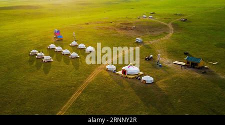 (170801) -- HOHHOT, 1 août 2017 -- une photo prise le 17 juillet 2017 montre des yourtes mongoles dans la prairie de Hulun Buir, dans la région autonome de Mongolie intérieure du nord de la Chine. Un total de 30 milliards de yuans (4,47 milliards de dollars américains) avait été investi pour protéger l'écosystème des prairies dans la région de 2011 à 2016. (zkr) CHINE-MONGOLIE-PRAIRIE-PROTECTION(CN) LianxZhen PUBLICATIONxNOTxINxCHN Hohhot août 1 2017 la photo prise LE 17 2017 juillet montre des yourtes mongoles dans les prairies de Hulun Buir dans le nord de la Chine S région autonome de Mongolie intérieure un total de 30 milliards de yuans 4 47 milliards de dollars U avait été I Banque D'Images