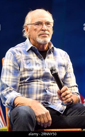 **PHOTO DE FICHIER** Jimmy Buffett est décédé. NEW YORK, NY - 14 FÉVRIER : Jimmy Buffett assiste à la présentation de presse de "Escape to Margaritaville" au Marquis Theatre le 14 février 2018 à New YorkCity. Crédit : John Palmer/MediaPunch Banque D'Images