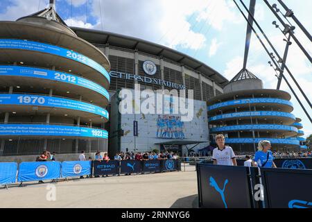 Manchester, Royaume-Uni. 02 septembre 2023. Ooutside The Etihad Stadium avant le match de Premier League Manchester City vs Fulham à Etihad Stadium, Manchester, Royaume-Uni, le 2 septembre 2023 (photo de Conor Molloy/News Images) à Manchester, Royaume-Uni le 9/2/2023. (Photo de Conor Molloy/News Images/Sipa USA) crédit : SIPA USA/Alamy Live News Banque D'Images