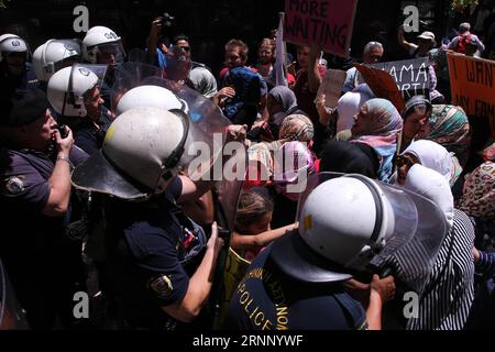 (170802) -- ATHÈNES, 2 août 2017 -- manifestation de réfugiés devant l'ambassade d'Allemagne dans le centre d'Athènes, capitale de la Grèce, le 2 août 2017. Des centaines de réfugiés vivant dans des camps d'accueil, des hôtels et des appartements loués à travers la Grèce ont organisé mercredi une manifestation pacifique symbolique contre la lenteur des relocalisations vers l'Allemagne pour le regroupement familial.) GRÈCE-ATHÈNES-RÉFUGIÉS-MANIFESTATION MariosxLolos PUBLICATIONxNOTxINxCHN Athènes août 2 2017 manifestation de réfugiés devant l'ambassade d'Allemagne dans le centre d'Athènes capitale de la Grèce LE 2 2017 août des centaines de réfugiés vivant dans des camps d'accueil Hôtels et loyer Banque D'Images