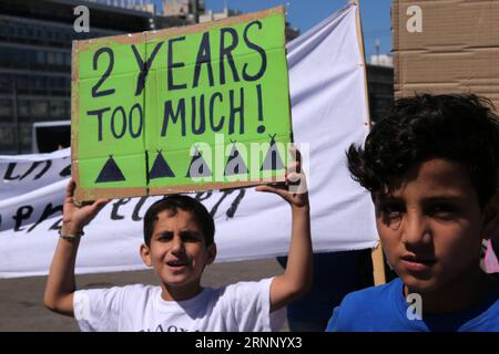 (170802) -- ATHÈNES, 2 août 2017 -- Un garçon manifeste devant l'ambassade d'Allemagne dans le centre d'Athènes, capitale de la Grèce, le 2 août 2017. Des centaines de réfugiés vivant dans des camps d'accueil, des hôtels et des appartements loués à travers la Grèce ont organisé mercredi une manifestation pacifique symbolique contre la lenteur des relocalisations vers l'Allemagne pour le regroupement familial.) GRÈCE-ATHÈNES-RÉFUGIÉS-PROTESTATION MariosxLolos PUBLICATIONxNOTxINxCHN Athènes 2 2017 août une manifestation de garçon devant l'ambassade d'Allemagne dans le centre d'Athènes capitale de la Grèce LE 2 2017 août des centaines de réfugiés vivant dans des camps d'accueil Hôtels et a loué AP Banque D'Images