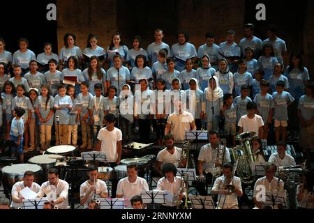 (170802) -- ATHÈNES, 2 août 2017 -- Une chorale d'enfants réfugiés vivant au camp de Skaramagas près d'Athènes s'est jointe à l'Orchestre des jeunes de Sistema Europe pour un concert à l'Odéon d'Hérode Atticus à Athènes, Grèce, le 1 août 2017. Plus de 421 étudiants El Sistema de 27 nationalités venues de toute l'Europe, âgés de 10 à 20 ans, ont participé au concert pour célébrer la capacité de la musique à unir les nations, les religions et les cultures. CONCERT GRÈCE-ATHÈNES-JEUNESSE MariosxLolos PUBLICATIONxNOTxINxCHN Athènes août 2 2017 un Chœur d'enfants réfugiés vivant AU camp de Skaramagas près d'Athènes a rejoint le Sistte Banque D'Images