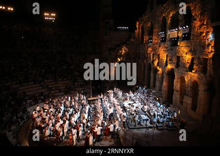 (170802) -- ATHÈNES, 2 août 2017 -- le groupe avancé de l'Orchestre des jeunes de Sistema Europe se produit avec une chorale d'enfants réfugiés vivant en Grèce à l'Odéon d'Hérode Atticus à Athènes, Grèce, le 1 août 2017. Plus de 421 étudiants El Sistema de 27 nationalités venues de toute l'Europe, âgés de 10 à 20 ans, ont participé au concert pour célébrer la capacité de la musique à unir les nations, les religions et les cultures. CONCERT GRÈCE-ATHÈNES-JEUNESSE MariosxLolos PUBLICATIONxNOTxINxCHN Athènes août 2 2017 le Groupe avancé de l'Orchestre des jeunes de Sistema Europe se produit avec un Chœur d'enfants Banque D'Images