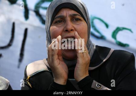 (170802) -- ATHÈNES, 2 août 2017 -- Une femme manifeste devant l'ambassade d'Allemagne dans le centre d'Athènes, capitale de la Grèce, le 2 août 2017. Des centaines de réfugiés vivant dans des camps d'accueil, des hôtels et des appartements loués à travers la Grèce ont organisé mercredi une manifestation pacifique symbolique contre la lenteur des relocalisations vers l'Allemagne pour le regroupement familial.) GRÈCE-ATHÈNES-RÉFUGIÉS-PROTESTATION MariosxLolos PUBLICATIONxNOTxINxCHN Athènes 2 2017 août une femme manifeste devant l'ambassade d'Allemagne dans le centre d'Athènes capitale de la Grèce LE 2 2017 août des centaines de réfugiés vivant dans des camps d'accueil Hôtels et rente Banque D'Images