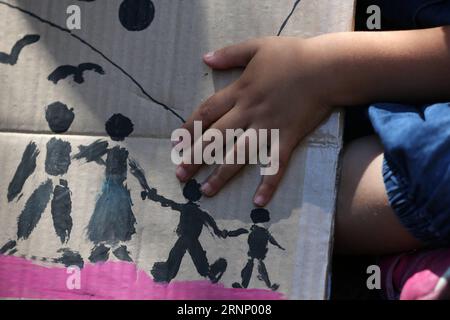 (170802) -- ATHÈNES, 2 août 2017 -- une photo prise le 2 août 2017 montre un tableau montrant une réunion de famille lors d'une manifestation devant l'ambassade d'Allemagne dans le centre d'Athènes, capitale de la Grèce. Des centaines de réfugiés vivant dans des camps d'accueil, des hôtels et des appartements loués à travers la Grèce ont organisé mercredi une manifestation pacifique symbolique contre la lenteur des relocalisations vers l'Allemagne pour le regroupement familial.) GRÈCE-ATHÈNES-RÉFUGIÉS-PROTESTATION MariosxLolos PUBLICATIONxNOTxINxCHN Athènes août 2 2017 la photo prise LE 2 2017 août montre un conseil affichant une réunion de famille lors d'une manifestation devant l'Emb allemand Banque D'Images