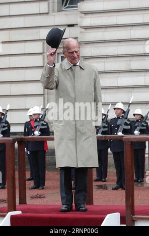 (170803) -- LONDRES, 3 août 2017 -- le prince Philip(C), duc d'Édimbourg, réagit lorsqu'il assiste à un défilé dans le rôle de capitaine général des Royal Marines pour la dernière fois au palais de Buckingham à Londres, en Grande-Bretagne, le 2 août 2017. Le prince Philip, époux de la reine Elizabeth II, effectue son dernier engagement public en solo mercredi avant de prendre sa retraite des fonctions royales. Pool) -UK OUT- BRITAIN-LONDON-PRINCE PHILIP-RETRAITE hanxyan PUBLICATIONxNOTxINxCHN Londres août 3 2017 Grande-Bretagne S Prince Philip C Duc d'Édimbourg réagit alors qu'il assiste à un défilé dans le rôle de Royal Marines Captain General for Banque D'Images