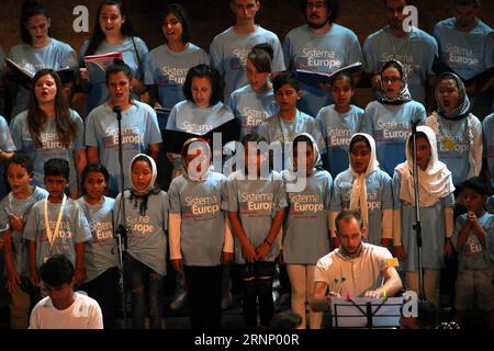(170802) -- ATHÈNES, 2 août 2017 -- Une chorale d'enfants réfugiés vivant au camp de Skaramagas près d'Athènes s'est jointe à l'Orchestre des jeunes de Sistema Europe pour un concert à l'Odéon d'Hérode Atticus à Athènes, Grèce, le 1 août 2017. Plus de 421 étudiants El Sistema de 27 nationalités venues de toute l'Europe, âgés de 10 à 20 ans, ont participé au concert pour célébrer la capacité de la musique à unir les nations, les religions et les cultures. CONCERT GRÈCE-ATHÈNES-JEUNESSE MariosxLolos PUBLICATIONxNOTxINxCHN Athènes août 2 2017 un Chœur d'enfants réfugiés vivant AU camp de Skaramagas près d'Athènes a rejoint le Sistte Banque D'Images