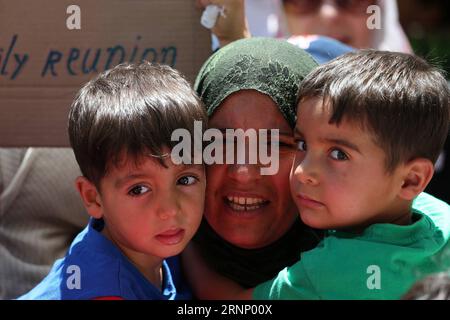 (170802) -- ATHÈNES, 2 août 2017 -- manifestation de réfugiés devant l'ambassade d'Allemagne dans le centre d'Athènes, capitale de la Grèce, le 2 août 2017. Des centaines de réfugiés vivant dans des camps d'accueil, des hôtels et des appartements loués à travers la Grèce ont organisé mercredi une manifestation pacifique symbolique contre la lenteur des relocalisations vers l'Allemagne pour le regroupement familial.) GRÈCE-ATHÈNES-RÉFUGIÉS-MANIFESTATION MariosxLolos PUBLICATIONxNOTxINxCHN Athènes août 2 2017 manifestation de réfugiés devant l'ambassade d'Allemagne dans le centre d'Athènes capitale de la Grèce LE 2 2017 août des centaines de réfugiés vivant dans des camps d'accueil Hôtels et loyer Banque D'Images