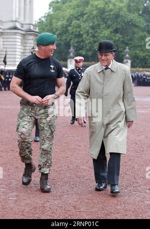 (170803) -- LONDRES, 3 août 2017 -- le Prince Philip(R) de Grande-Bretagne sourit alors qu'il assiste à un défilé dans le rôle de capitaine général des Royal Marines pour la dernière fois au Palais de Buckingham à Londres, Grande-Bretagne le 2 août 2017. Le prince Philip, époux de la reine Elizabeth II, effectue son dernier engagement public en solo mercredi avant de prendre sa retraite des fonctions royales. Pool) -UK OUT- BRITAIN-LONDON-PRINCE PHILIP-RETRAITE hanxyan PUBLICATIONxNOTxINxCHN Londres août 3 2017 Grande-Bretagne S Prince Philip r dans Front Smiles alors qu'il assiste à un défilé dans le rôle du capitaine général des Royal Marines pour le temps de chargement À Buck Banque D'Images