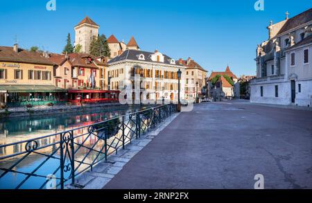 ANNECY, FRANCE - 10 JUILLET 2022 : la vieille ville. Banque D'Images