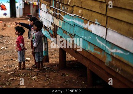 (170808) -- SAO PAULO (BRÉSIL), 8 août 2017 -- une photo prise le 1 août 2017 montre des enfants dans le village de l'ethnie Guarani, dans le district de Jaragua à Sao Paulo, Brésil. Les peuples autochtones du monde entier sont toujours confrontés à d’énormes défis une décennie après l’adoption d’une déclaration historique sur leurs droits, a déclaré lundi un groupe d’experts des Nations Unies (ONU). Prenant la parole avant la Journée internationale des peuples autochtones le 9 août, le groupe a déclaré que les États doivent mettre les mots en action pour mettre fin à la discrimination, à l exclusion et au manque de protection. BRÉSIL-SAO PAULO-JARAGUA-GUARAN Banque D'Images