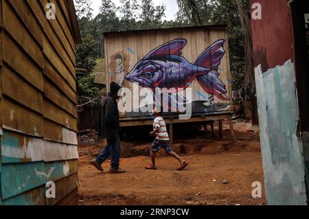 (170808) -- SAO PAULO (BRÉSIL), 8 août 2017 -- une photo prise le 1 août 2017 montre des gens dans le village de l'ethnie Guarani, dans le district de Jaragua à Sao Paulo, Brésil. Les peuples autochtones du monde entier sont toujours confrontés à d’énormes défis une décennie après l’adoption d’une déclaration historique sur leurs droits, a déclaré lundi un groupe d’experts des Nations Unies (ONU). Prenant la parole avant la Journée internationale des peuples autochtones le 9 août, le groupe a déclaré que les États doivent mettre les mots en action pour mettre fin à la discrimination, à l exclusion et au manque de protection. BRÉSIL-SAO PAULO-JARAGUA-GUARANI Banque D'Images