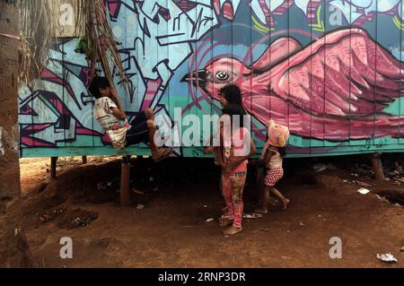 (170808) -- SAO PAULO (BRÉSIL), 8 août 2017 -- une photo prise le 1 août 2017 montre des enfants dans le village de l'ethnie Guarani, dans le district de Jaragua à Sao Paulo, Brésil. Les peuples autochtones du monde entier sont toujours confrontés à d’énormes défis une décennie après l’adoption d’une déclaration historique sur leurs droits, a déclaré lundi un groupe d’experts des Nations Unies (ONU). Prenant la parole avant la Journée internationale des peuples autochtones le 9 août, le groupe a déclaré que les États doivent mettre les mots en action pour mettre fin à la discrimination, à l exclusion et au manque de protection. BRÉSIL-SAO PAULO-JARAGUA-GUARAN Banque D'Images