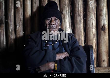 (170808) -- SAO PAULO (BRÉSIL), 8 août 2017 -- une photo prise le 1 août 2017 montre le chef Jose Fernandes posant dans le village du groupe ethnique Guarani, dans le district de Jaragua à Sao Paulo, au Brésil. Les peuples autochtones du monde entier sont toujours confrontés à d’énormes défis une décennie après l’adoption d’une déclaration historique sur leurs droits, a déclaré lundi un groupe d’experts des Nations Unies (ONU). Prenant la parole avant la Journée internationale des peuples autochtones le 9 août, le groupe a déclaré que les États doivent mettre les mots en action pour mettre fin à la discrimination, à l exclusion et au manque de protection. BRÉSIL-SAO P Banque D'Images