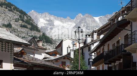 Le massif des Grands Jorasses de Courmayeur - vallée d'Aoste en Italie. Banque D'Images