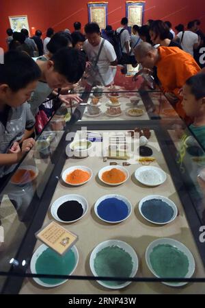 (170810) -- BEIJING, 10 août 2017 -- les visiteurs voient des outils et des matériaux de peinture Thang-ga au Musée national de Chine à Beijing, capitale de la Chine, le 9 août 2017. The face is the Index of the Mind : une exposition d'œuvres sélectionnées de Thang-ga a eu lieu mercredi au Musée national de Chine. Plus de 100 œuvres dessinées par les artistes Thang-ga Shawu Tsering et Gendun Dargye y ont été exposées. ) (zx) CHINA-BEIJING-THANG-GA EXPOSITION (CN) TangxZhaoming PUBLICATIONxNOTxINxCHN Beijing août 10 2017 visiteurs Voir Thang GA Outils de peinture et matériel AU Musée national de Chine à Beijing capitale de Banque D'Images