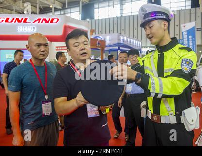(170809) -- NANJING, 9 août 2017 -- Un membre du personnel présente un nouveau type de chapeau de police aux visiteurs lors de la 9e exposition internationale chinoise des produits de sécurité routière, dans la ville de Nanjing, capitale de la province de Jiangsu de l est de la Chine, le 9 août 2017. L'exposition de 3 jours a débuté mercredi au Nanjing International Expo Centre. ) (lxx) CHINA-JIANGSU-NANJING-EXHIBITION (CN) FengxXiao PUBLICATIONxNOTxINxCHN Nanjing août 9 2017 un membre du personnel présente un nouveau type de casquette de police aux visiteurs lors de la 9e exposition internationale chinoise des produits de sécurité routière à Nanjing, capitale de la Chine orientale S. Banque D'Images