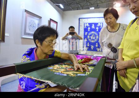 (170810) -- BEIJING , 10 août 2017 -- Un artiste folklorique exécute la broderie traditionnelle de Beijing lors de l'exposition de littérature et d'art de Beijing à Beijing, capitale de la Chine, le 10 août 2017. La 5e exposition de littérature et d'art de Pékin a été inaugurée jeudi au National Agriculture Exhibition Centre de Pékin. Plus de 3 500 œuvres de peinture, calligraphie, théâtre, photographie et art populaire sont exposées ici. ) (zx) CHINA-BEIJING-LITERATURE AND ART EXHIBITION (CN) JinxLiangkuai PUBLICATIONxNOTxINxCHN Beijing août 10 2017 un artiste folklorique interprète la broderie traditionnelle de Beijing pendant le Beijing Literat Banque D'Images