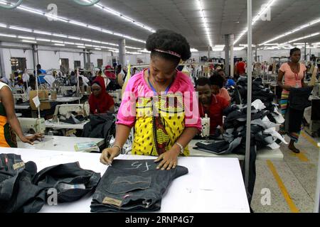 (170810) -- DAR ES SALAAM, 10 août 2017 -- une photo prise le 7 août montre des gens locaux travaillant dans la Tooku Garments Company Limited, une société chinoise, dans la zone de traitement des exportations Benjamin Mkapa à Dar es Salaam, en Tanzanie. Quelque 2 700 Tanzaniens sont employés par l ' entreprise chinoise de confection de vêtements qui a commencé ses activités en février 2012 en construisant une usine de couture et de lavage dotée d ' un système de traitement des eaux usées, d ' un générateur et d ' autres infrastructures. TANZANIE-DAR ES SALAAM-ENTREPRISE CHINOISE LixSibo PUBLICATIONxNOTxINxCHN dar IT Salaam août 10 2017 photo prise LE 7 août montre des célébrités locales travaillant dans l'Inve chinoise Banque D'Images