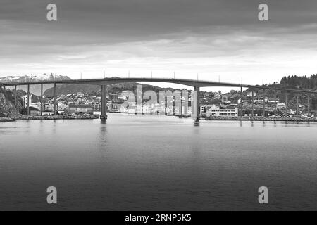 Photo en noir et blanc du pont de Sørsund (Sørsundbrua) Pont de la route de Cantilever à l'entrée du port de Kristiansund, Møre og Romsdal, Norvège. Banque D'Images