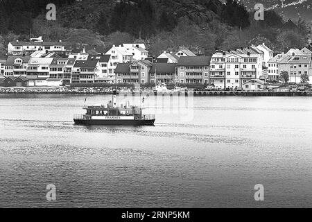 Photo en noir et blanc de l'historique Framnæs Sundbåt (ferry du port) traversant le port de Kristiansund, Møre og Romsdal, Norvège. 11 mai 2023 Banque D'Images