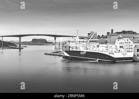 Photo en noir et blanc du GASO ODIN qui a à la fois des capacités de pêche et de manipulation de poissons vivants. Kristiansund, Norvège. Banque D'Images